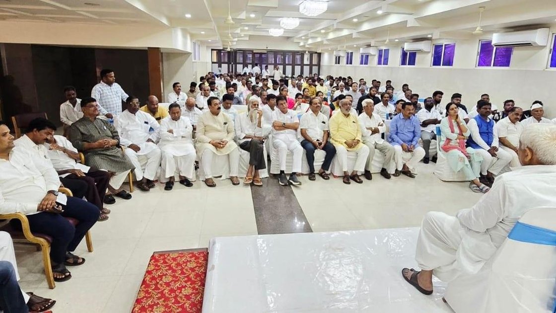 हुबली में प्रसाद अब्बय्या को मंत्री बनाने की मांग को लेकर आयोजित बैठक में विभिन्न समुदायों के नेता