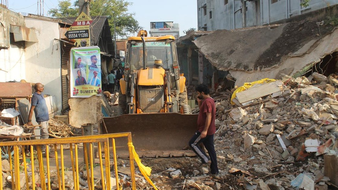 हुबली में नगर अस्पताल के सामने स्टॉल हटाने का ध्वस्तीकरण अभियान