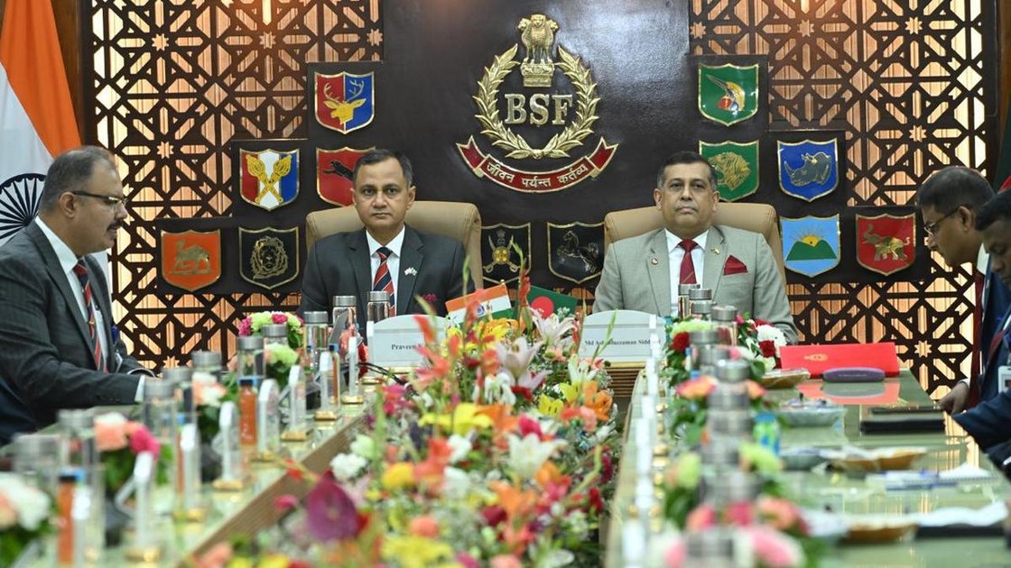 BSF और BGB के अधिकारी 57वें डीजी स्तरीय सीमा समन्वय सम्मेलन में बैठक करते हुए