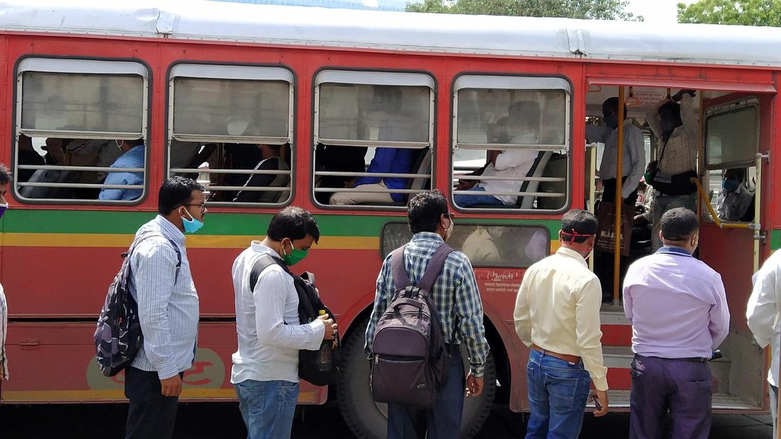 BKC में पब्लिक ट्रांसपोर्ट डे के दौरान ऑटोरिक्शा और बसों की भीड़