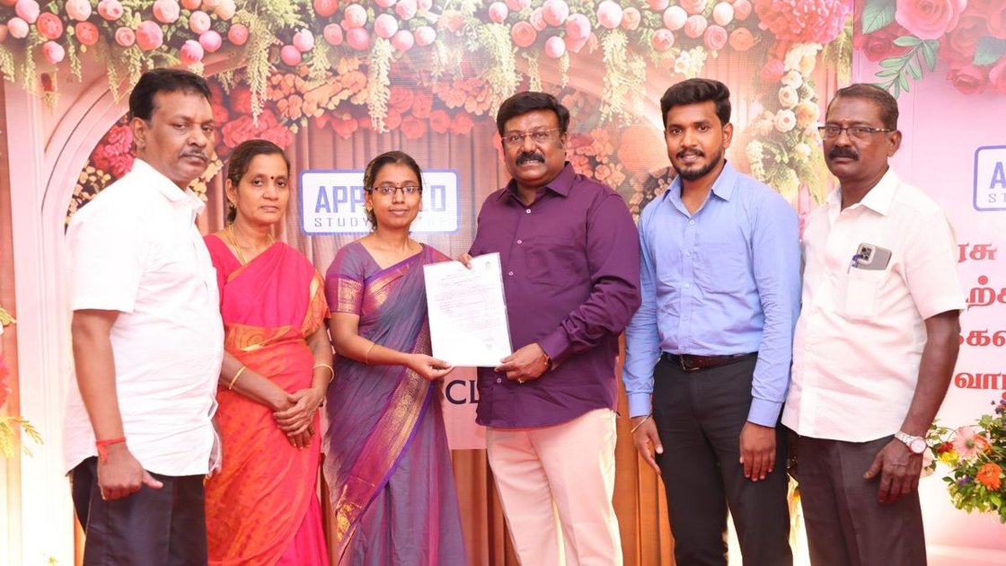 S.S. Jenifer अपने माता-पिता के साथ, TNPSC सफलता के बाद