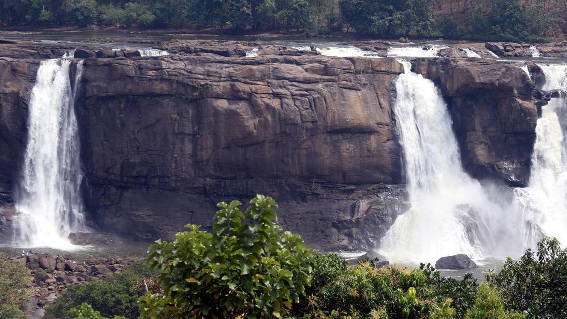 अथिरापल्ली में आदिवासी संरक्षण कार्यकर्ताओं को स्मार्टफोन वितरण समारोह