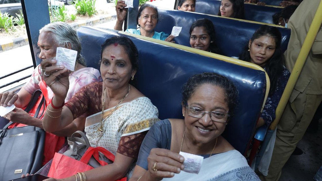 केरल में महिलाओं के लिए मुफ्त बस यात्रा योजना के शुभारंभ के अवसर पर KSRTC बस में महिला यात्री अपने मुफ्त टिकट दिखाते हुए