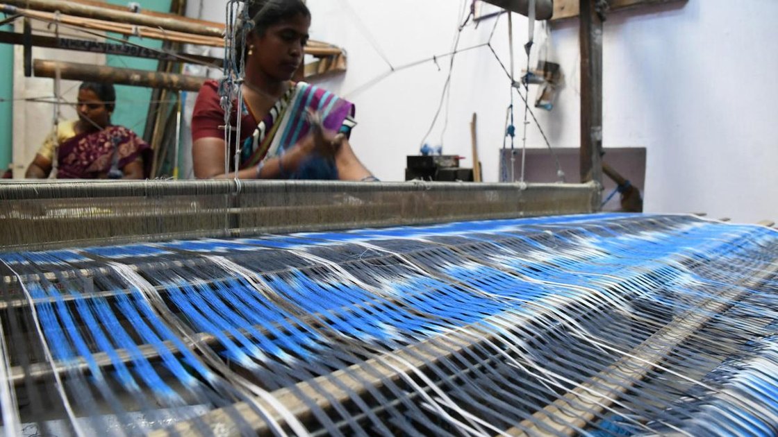 हथकरघा पर बुने जा रहे कपड़े का प्रतिनिधित्व करता चित्र