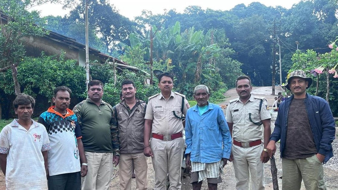 वन अधिकारी 65 वर्षीय किसान हेमन्ना मादर के साथ, जिन्हें बेलगावी के हेम्मडगा जंगल से बचाया गया