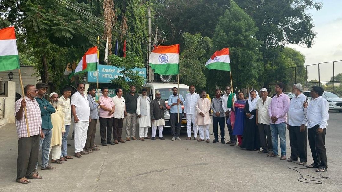 कर्नाटक में SIR के खिलाफ विरोध प्रदर्शन में लोग हाथों में पोस्टर लिए मार्च करते हुए
