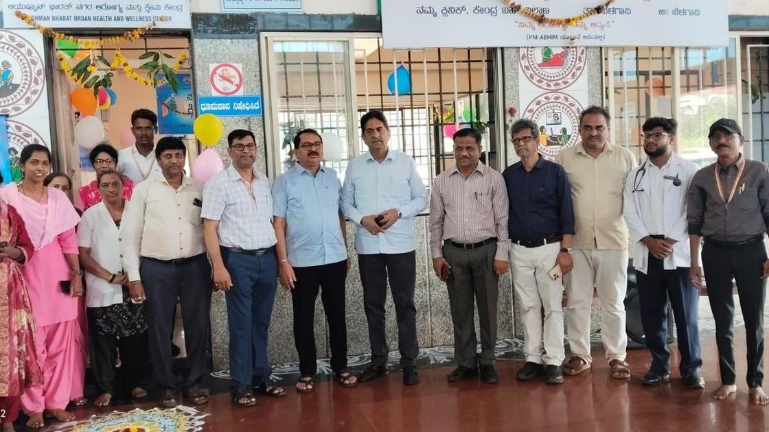बेलगावी बस स्टैंड पर नम्मा क्लिनिक का उद्घाटन करते विधायक आसिफ (राजू) सैट