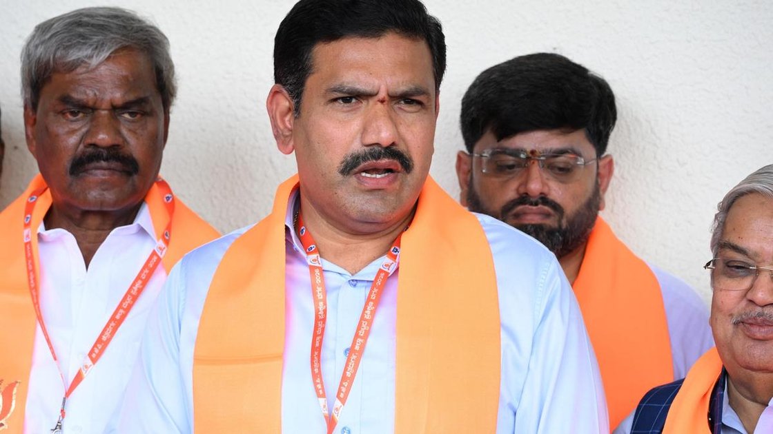 BJP प्रदेश अध्यक्ष B.Y. Vijayendra शिवमोग्गा में पत्रकारों को संबोधित करते हुए