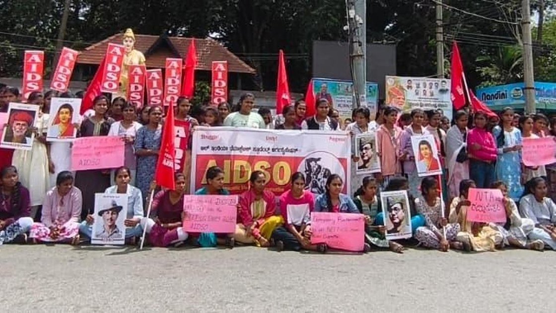 हासन में हेमावती प्रतिमा के सामने AIDSO का NEET-UG पेपर लीक विरोध प्रदर्शन