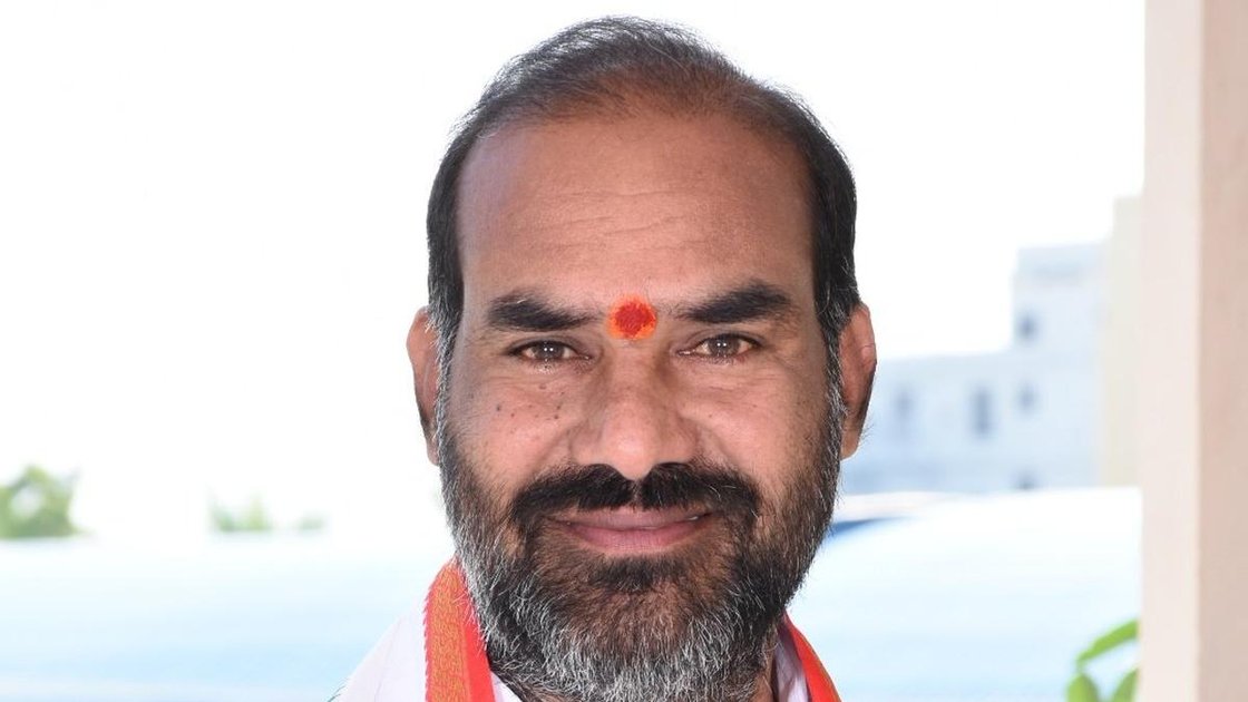तेलंगाना सरकार के मुख्य सचेतक आदि श्रीनिवास मीडिया को संबोधित करते हुए