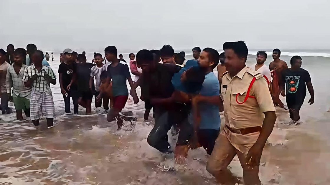 बापटला जिले के समुद्र तट पर डूब रहे किशोर को पुलिस और स्थानीय लोग बचा रहे हैं