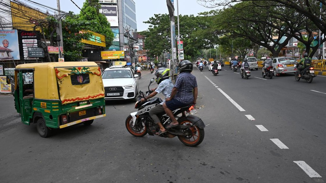 Edappally-Aroor NH 66 bypass service road with potholes and traffic congestion