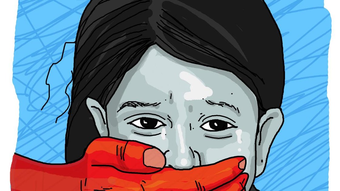 कर्नाटक के चिक्कोडी में सरकारी उर्दू हाई स्कूल के बाहर पुलिस और अभिभावकों की भीड़