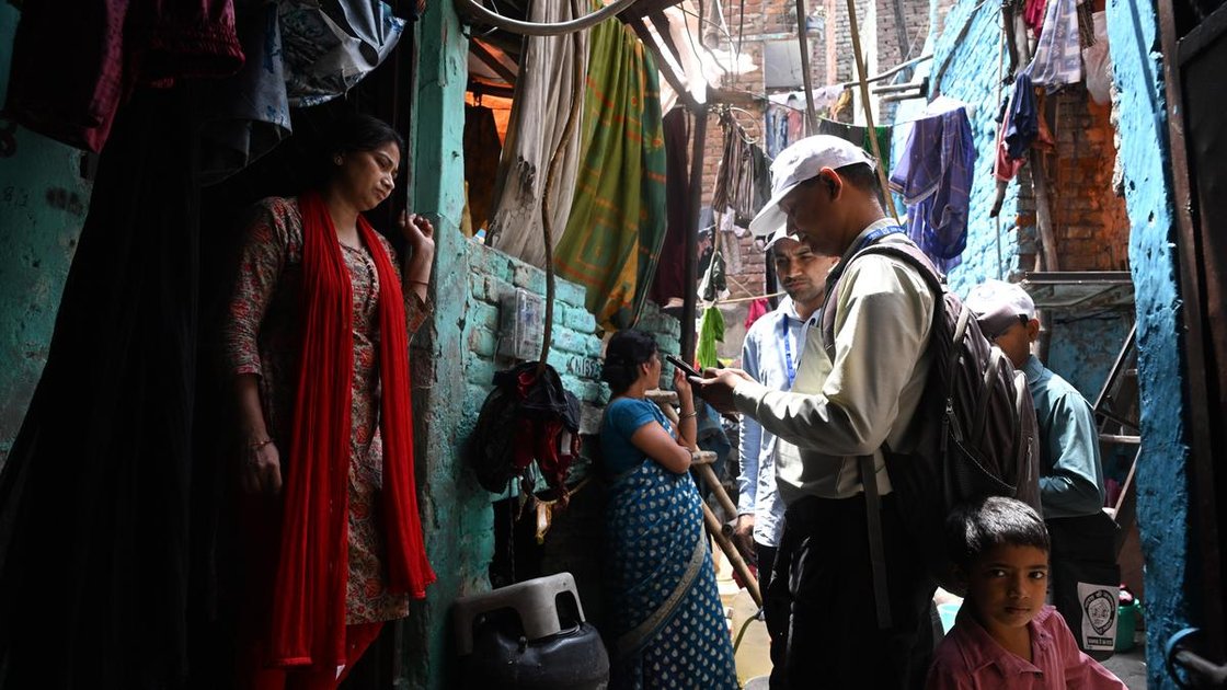 Census 2027 की शुरुआत: दिल्ली में एक गणनाकर्ता डिजिटल मैपिंग के लिए घर-घर सर्वेक्षण करता हुआ