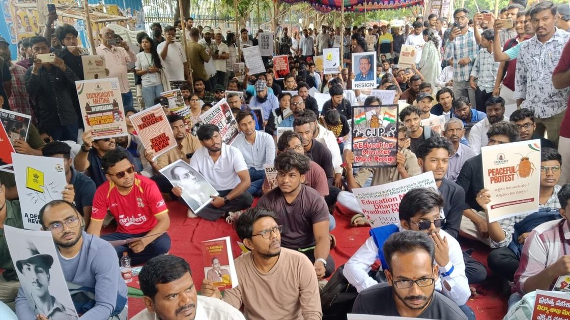 हैदराबाद के धरना चौक पर NEET पेपर लीक के खिलाफ प्रदर्शन करते लोग, जिसमें सोनम वांगचुक भी शामिल हैं