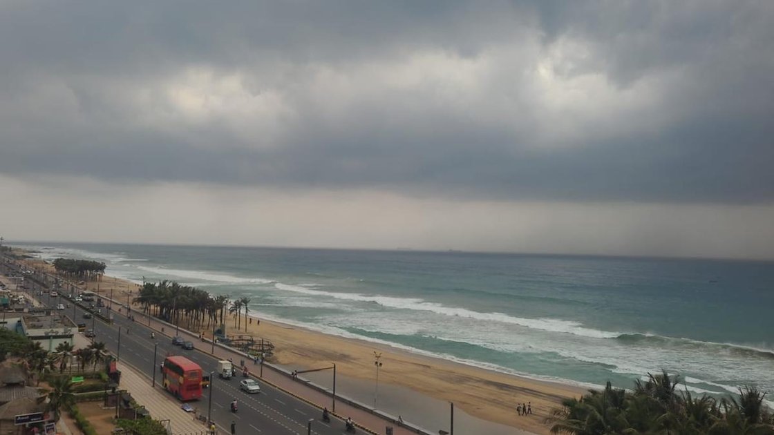 Visakhapatnam के Beach Road पर बंगाल की खाड़ी से उमड़ते बादल और समुद्र तट का दृश्य
