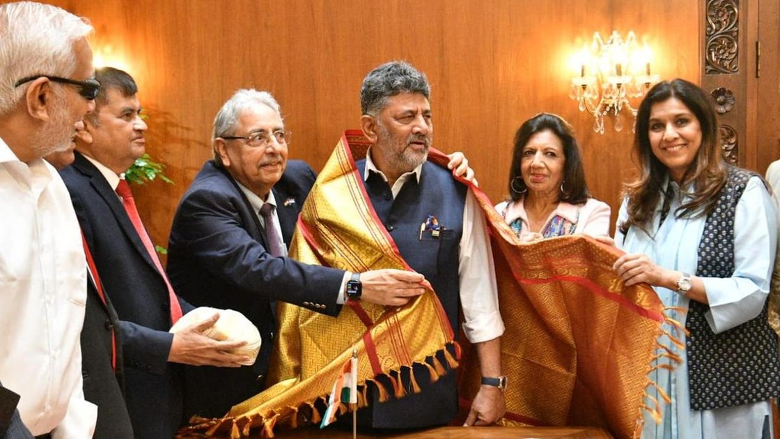 मुख्यमंत्री डी.के. शिवकुमार मानद वाणिज्य दूतों के प्रतिनिधिमंडल के साथ विधान सौध में बैठक करते हुए