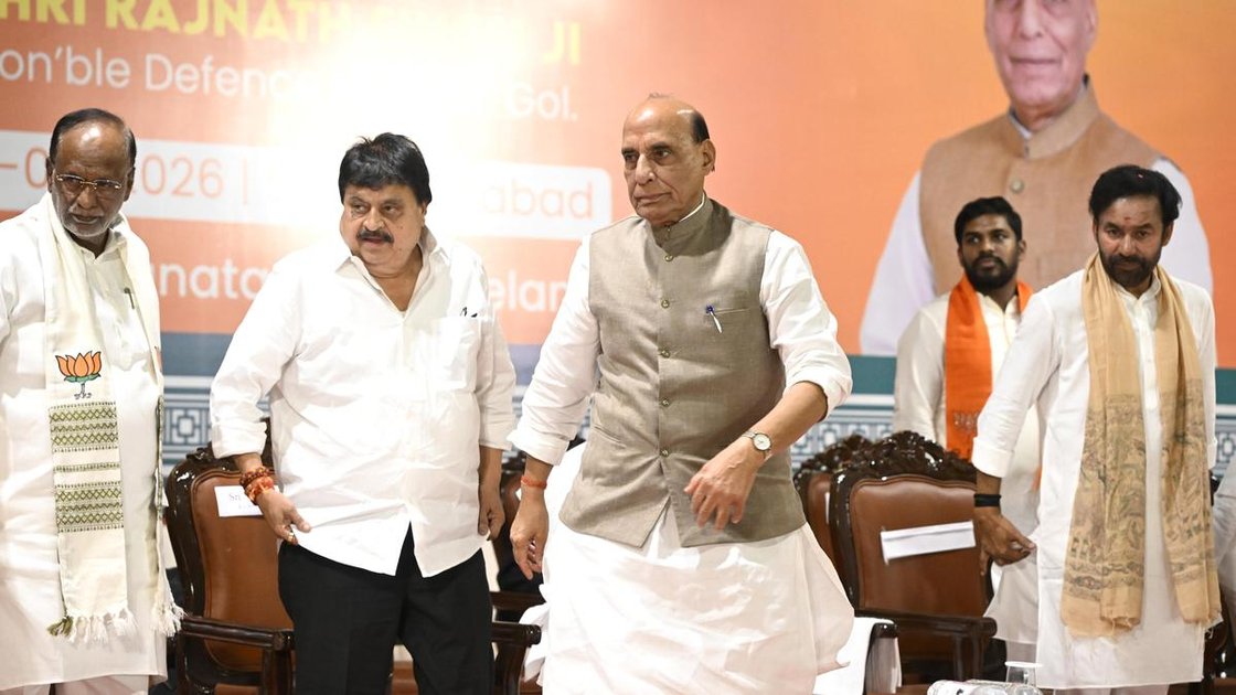 रक्षा मंत्री राजनाथ सिंह हैदराबाद में बुद्धिजीवियों की सभा को संबोधित करते हुए