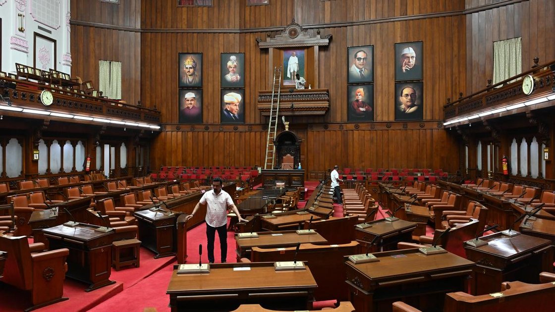 कर्नाटक विधान परिषद चुनाव के लिए मतदान केंद्र की फाइल फोटो