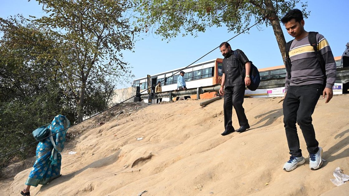 यमुना एक्सप्रेसवे पर अनाधिकृत बस स्टॉप के पास 25 फीट ढलान चढ़ते ग्रामीण