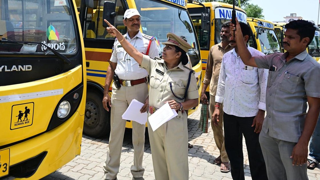 ट्रैफिक डीसीपी शेयरीन बेगम विजयवाड़ा में स्कूल बसों की फिटनेस जांच करती हुईं