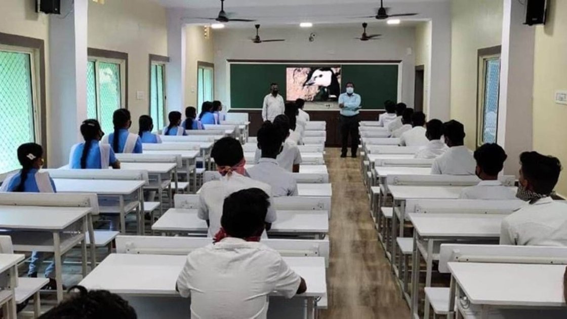 Odisha के मुख्यमंत्री Mohan Charan Majhi मुफ्त शिक्षा योजना की घोषणा करते हुए