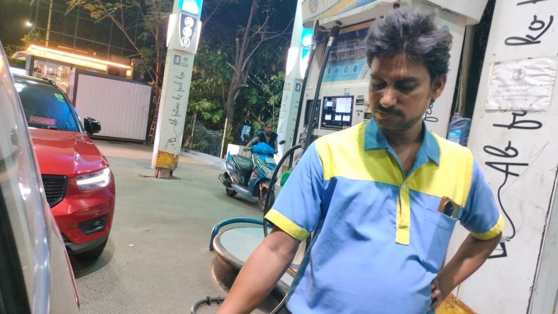 पेट्रोल पंप पर डीजल भरता एक वाहन