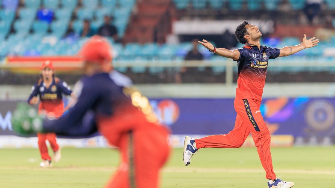 काकीनाडा किंग्स के खिलाड़ी विशाखापट्टनम में APL के उद्घाटन मैच में जीत का जश्न मनाते हुए