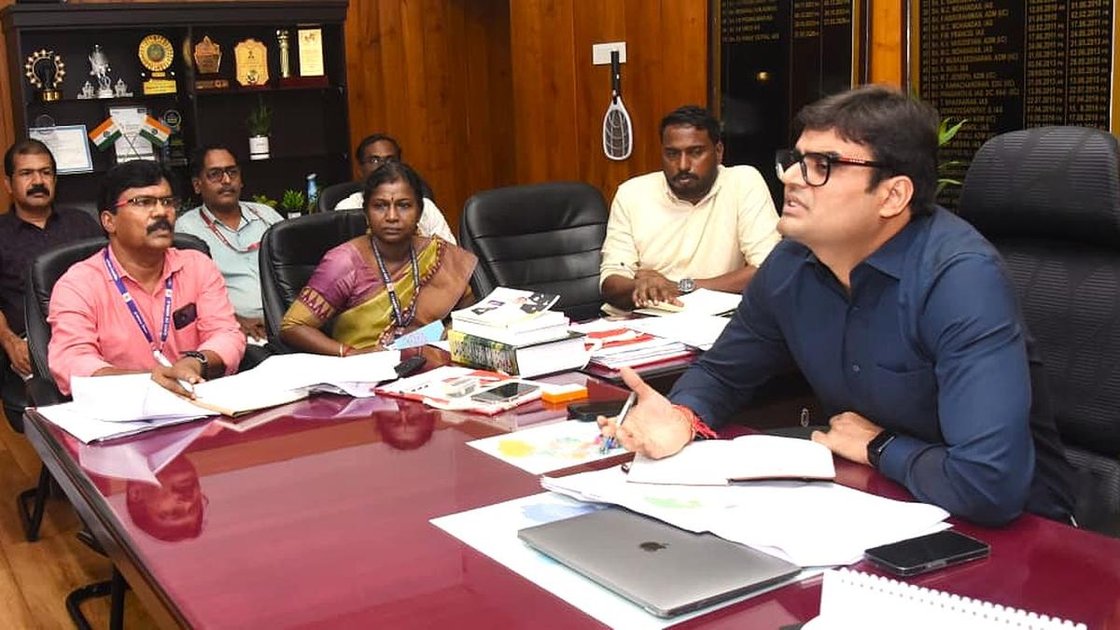 मलप्पुरम जिला कलेक्टर विनय गोयल अधिकारियों की बैठक की अध्यक्षता करते हुए