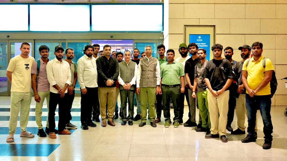 भारतीय राजदूत प्रशांत पिसे ओमान में एमटी जलवीर के भारतीय नाविकों से मुलाकात करते हुए