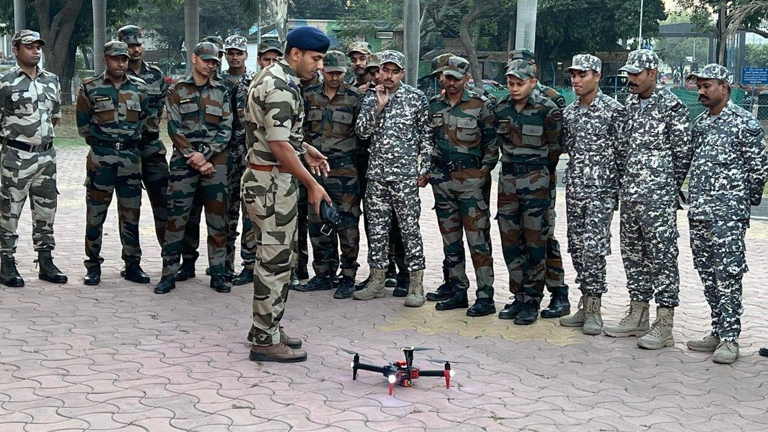 CISF कर्मी ड्रोन प्रशिक्षण लेते हुए