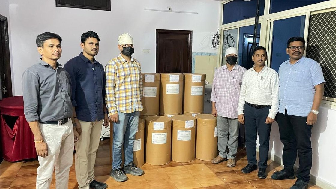 तेलंगाना ड्रग्स कंट्रोल एडमिनिस्ट्रेशन के अधिकारी DK फार्मास्यूटिकल्स में जब्त किए गए ड्रमों का निरीक्षण करते हुए