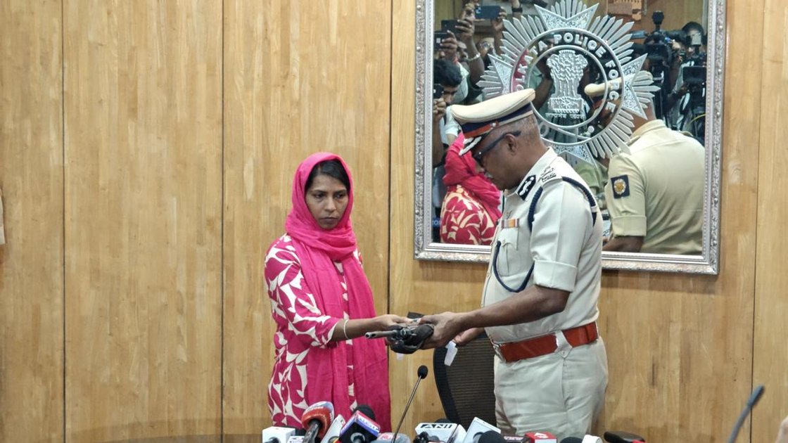 कोलकाता पुलिस आयुक्त अजय कुमार नंद और आत्मसमर्पण करने वाली माओवादी महिला सकुंतला लालबाजार में