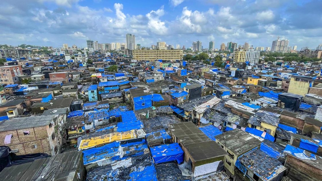 रेस कोर्स इलाके में झुग्गी बस्ती हटाने का अभियान