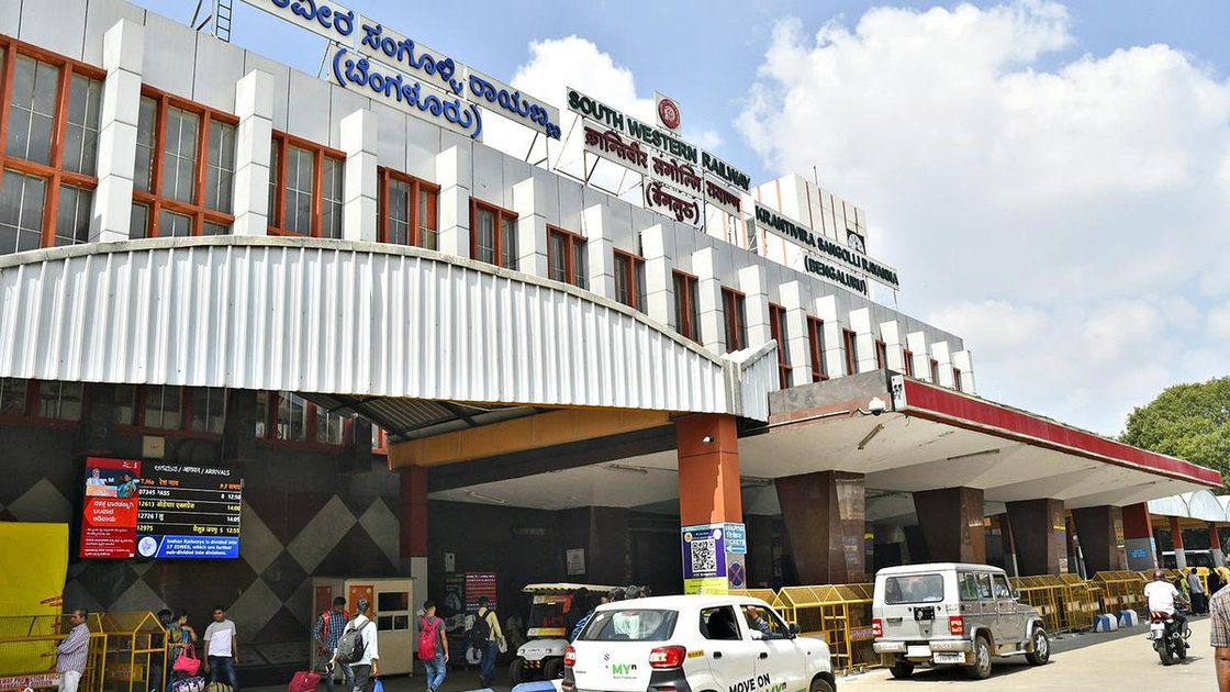 बेंगलुरु-बीदर एक्सप्रेस और वंदे भारत एक्सप्रेस SMVT टर्मिनल पर खड़ी हैं