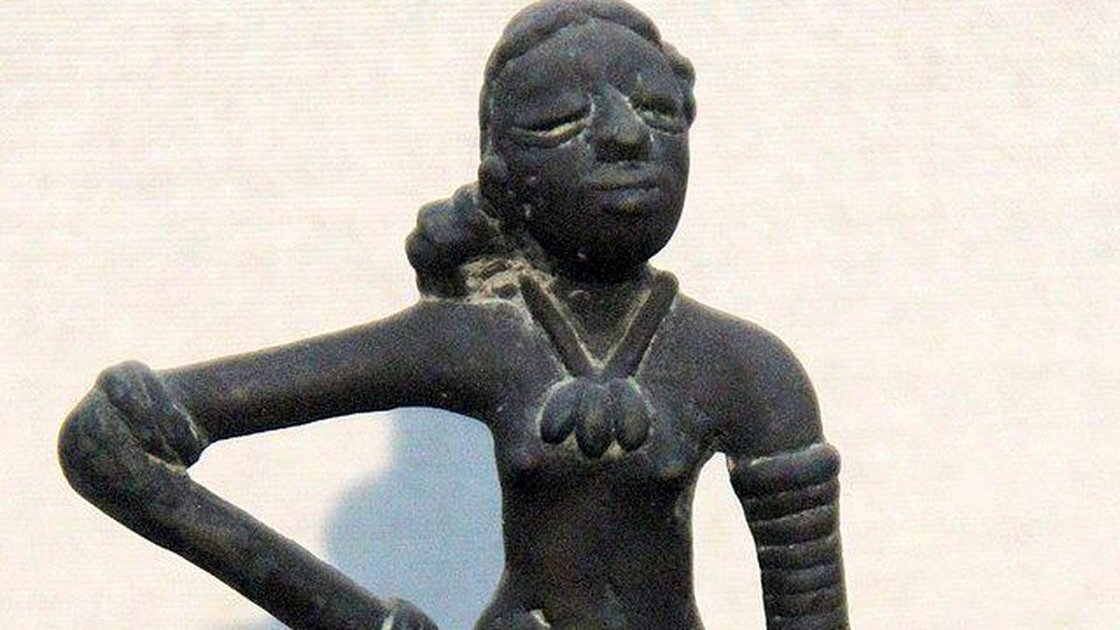 मोहनजोदड़ो की डांसिंग गर्ल की कांस्य प्रतिमा, जो 4500 साल पुरानी है और NCERT की पाठ्यपुस्तक में विवादित तस्वीर का विषय है।