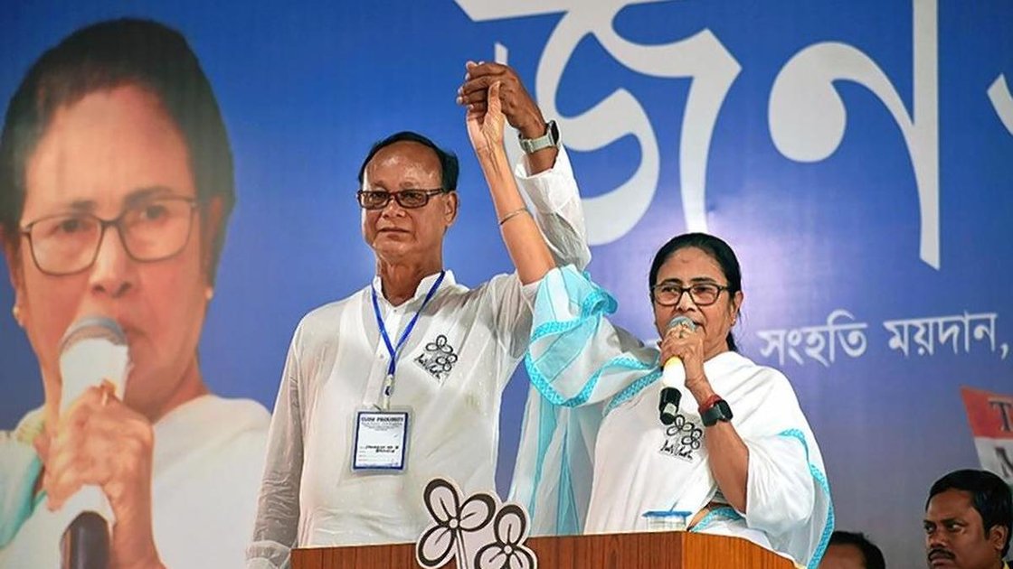 पश्चिम बंगाल की मुख्यमंत्री ममता बनर्जी और बागी सांसद जगदीश चंद्र बर्मा बसुनिया की फाइल फोटो