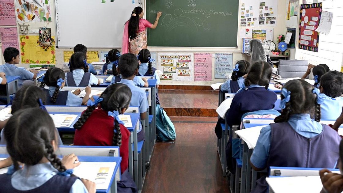बेंगलुरु के एक CBSE स्कूल में शिक्षिका कक्षा में पढ़ा रही हैं, छात्र ध्यान से सुन रहे हैं