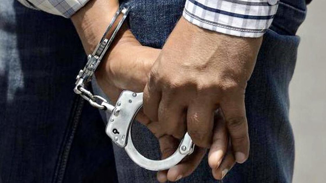 पालघर पुलिस द्वारा आरोपी की गिरफ्तारी का प्रतिनिधित्व करता चित्र