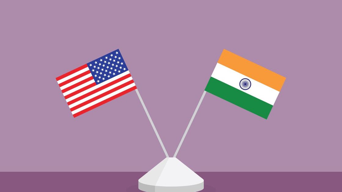 अमेरिकी ध्वज और भारतीय ध्वज के साथ हाथ मिलाते हुए नेता, प्रतीकात्मक छवि