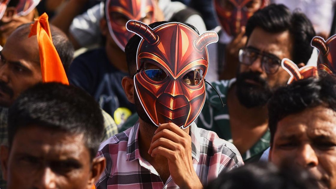 Cockroach Janta Party के प्रदर्शनकारी पुणे में तिलचट्टे का मुखौटा पहने हुए, NEET पेपर लीक के खिलाफ विरोध प्रदर्शन