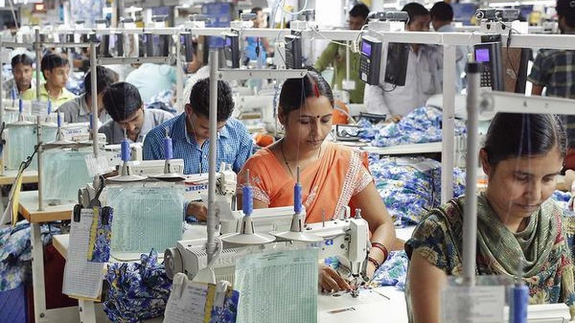 एक महिला अपने सिर पर स्मार्टफोन बांधे रसोई में काम कर रही है, AI रोबोट प्रशिक्षण के लिए वीडियो रिकॉर्ड कर रही है