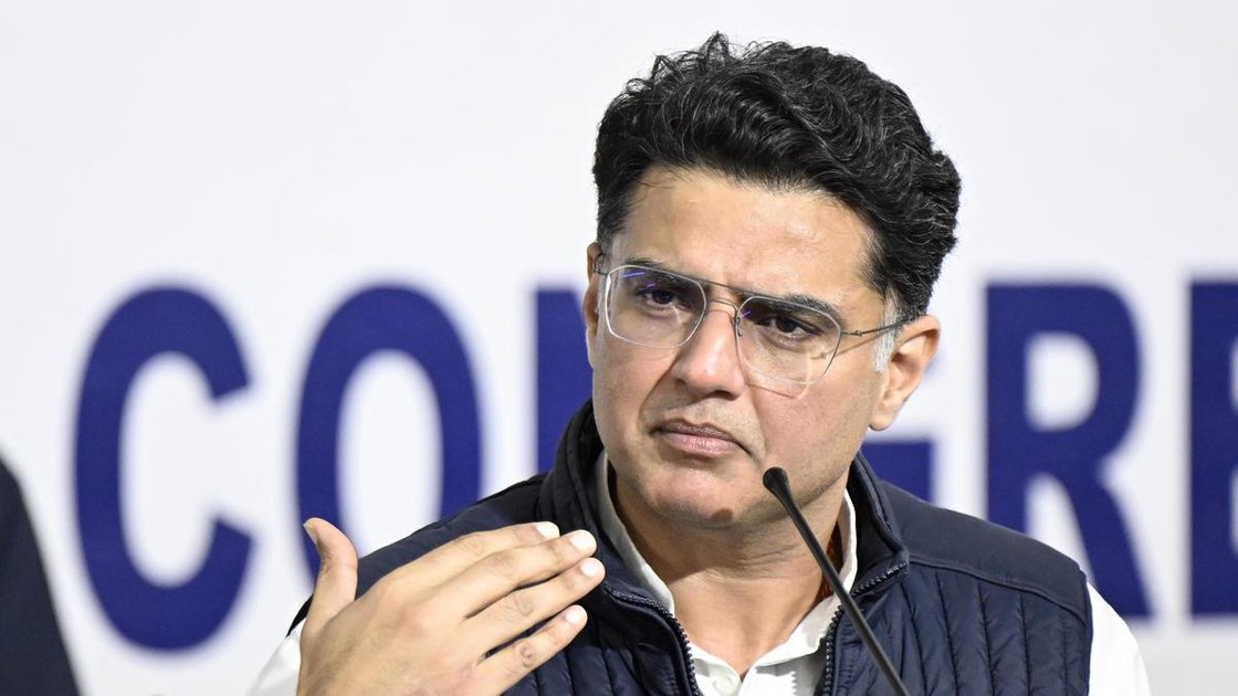 कांग्रेस नेता सचिन पायलट कोटा में मीडिया से बात करते हुए, पीछे राहुल गांधी का पोस्टर