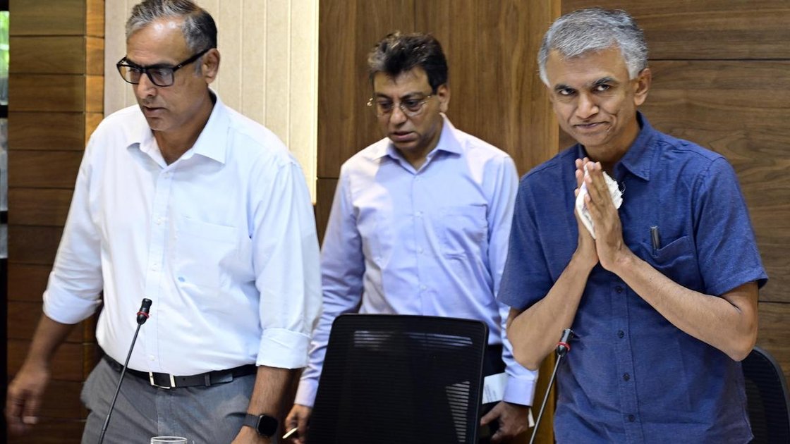 Krishna Byre Gowda at a meeting with senior officers under GBA jurisdiction in Bengaluru