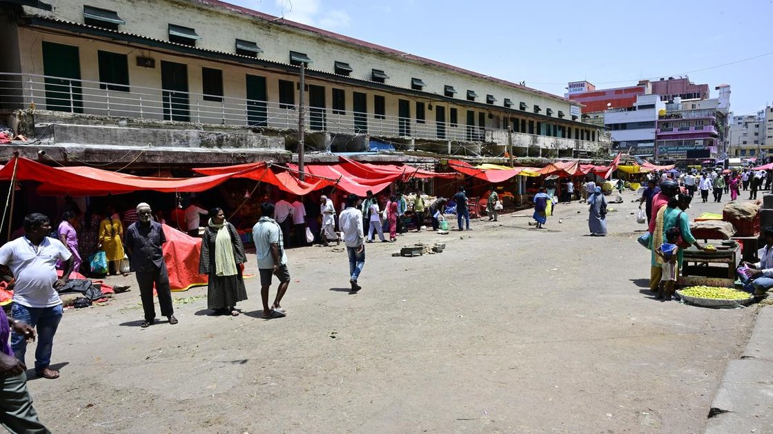 K.R. Market में बंद के दौरान खाली गाड़ियां और सन्नाटा