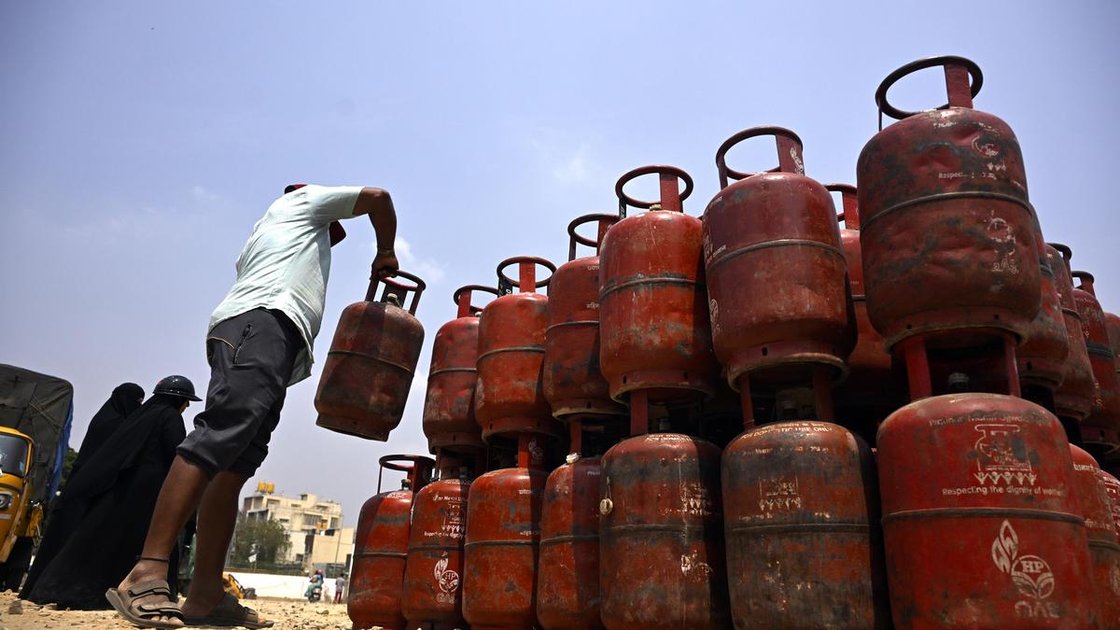 LPG गैस सिलेंडर और आधार कार्ड के साथ बायोमेट्रिक प्रमाणीकरण का प्रतीकात्मक चित्र