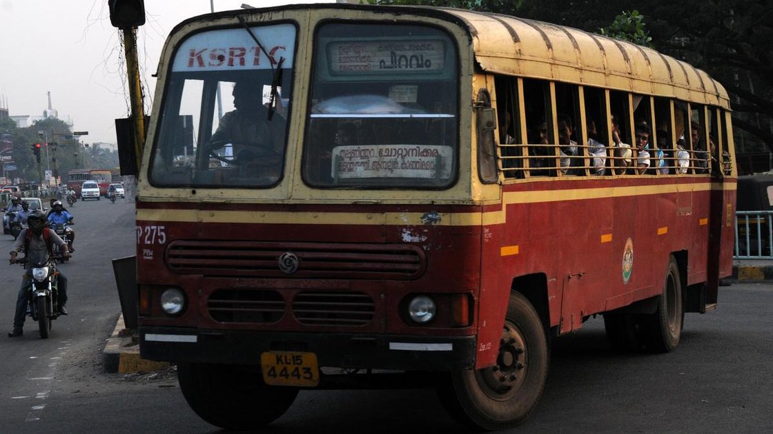 केरल में KSRTC की एक साधारण बस सड़क पर चलती हुई