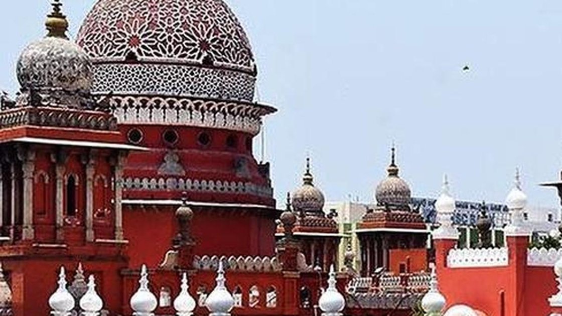 मद्रास हाईकोर्ट का दृश्य जहां टीवीके सरकार ने चार पूर्व AIADMK विधायकों की अयोग्यता कार्यवाही जारी रखने का आश्वासन दिया