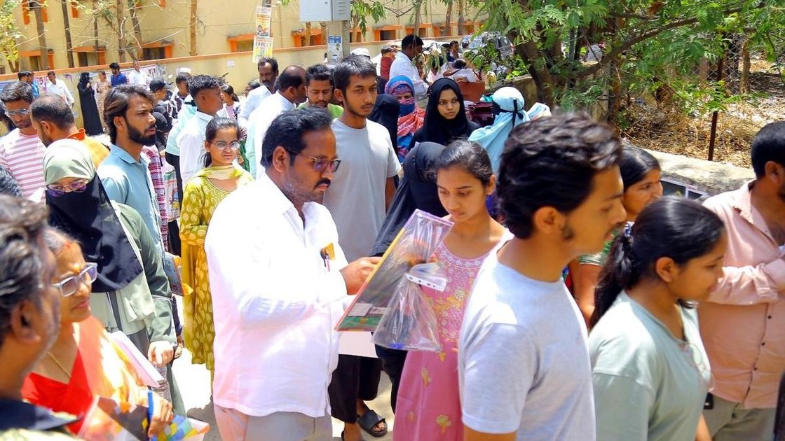 NEET UG परीक्षा केंद्र पर छात्र