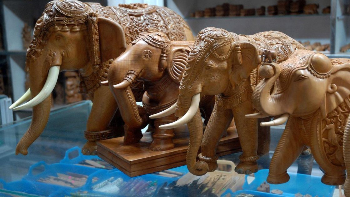 कर्नाटक के एक कारीगर द्वारा लकड़ी की नक्काशी करते हुए